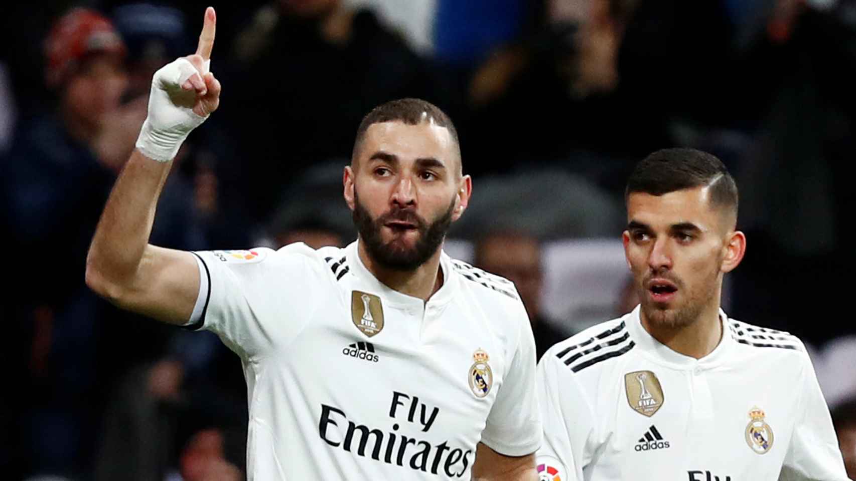 Benzema celebra el primer gol del Madrid al Alavés