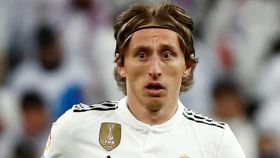 Luka Modric controla el balón frente al Alavés