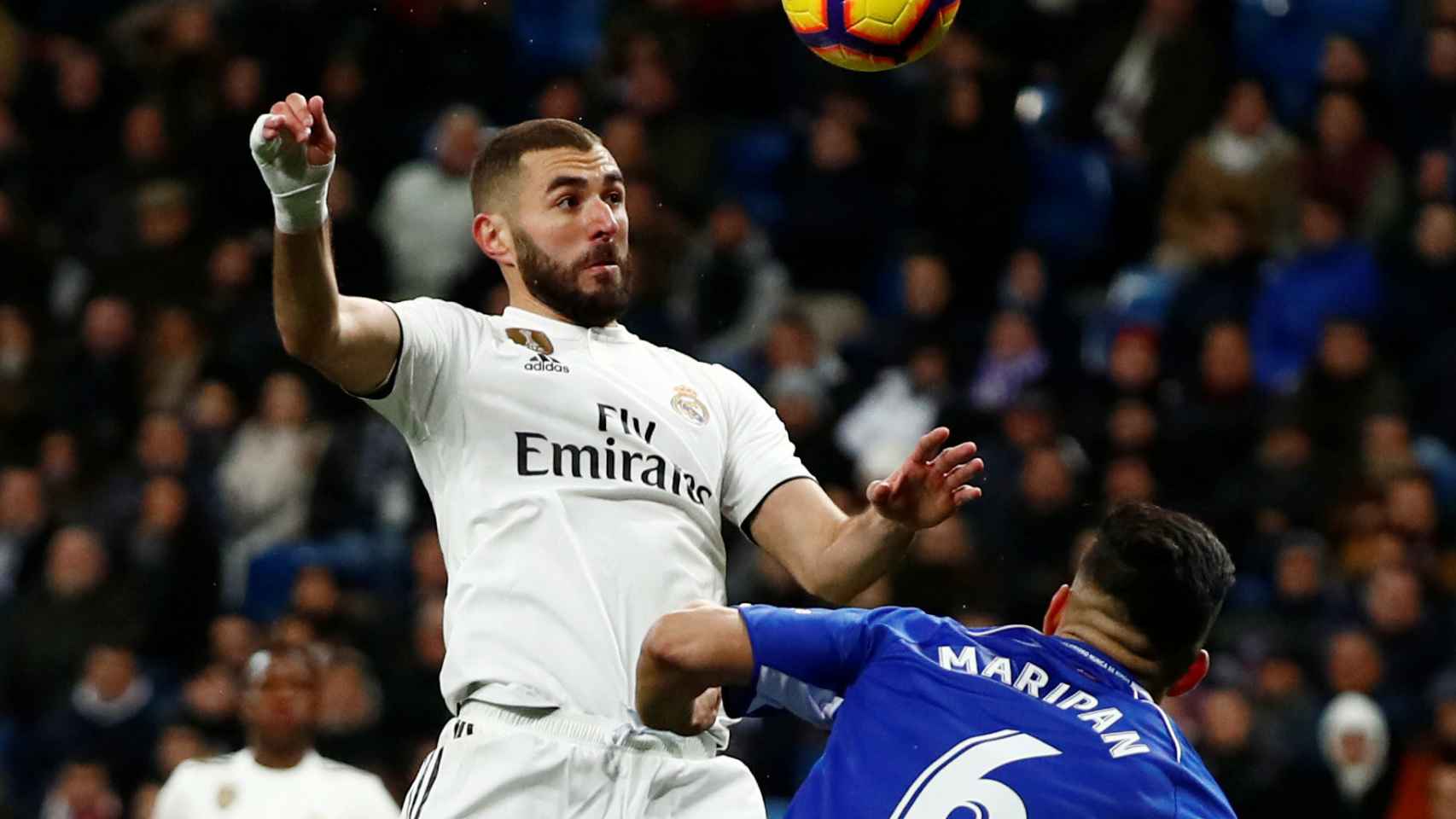 Benzema remata un balón frente a un jugador del Alavés