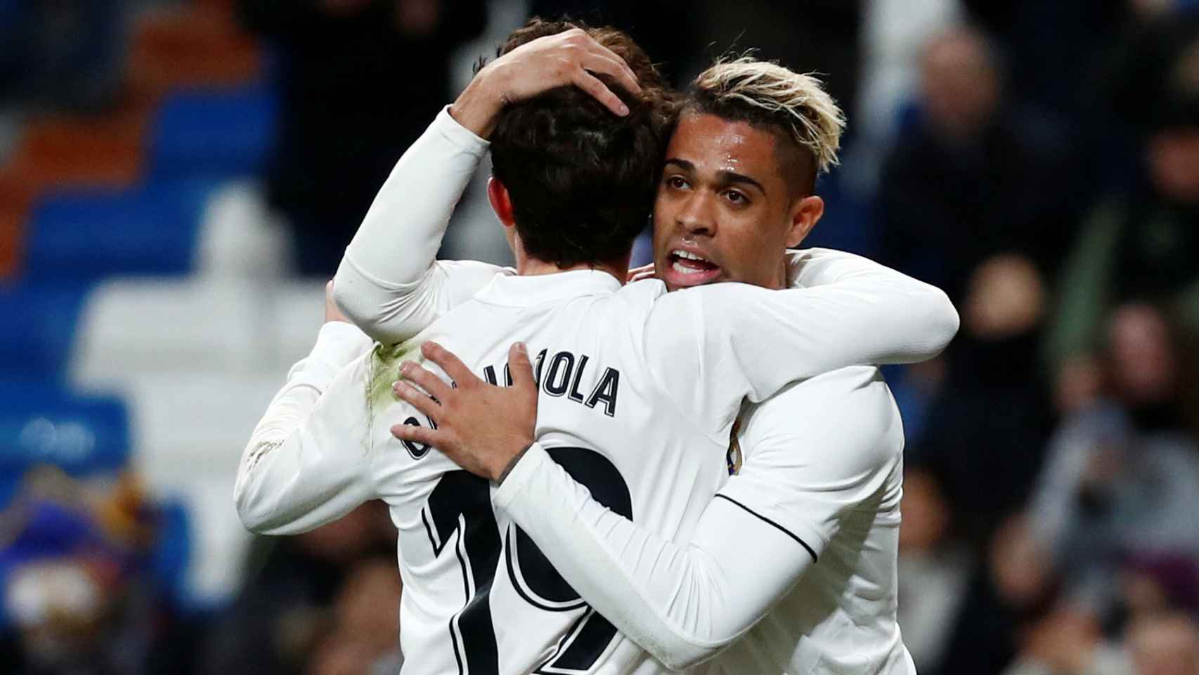 Mariano celebra con Odriozola su gol