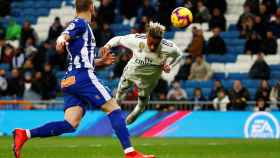 Mariano remata de cabeza el balón para hacer el tercer gol del Madrid al Alavés