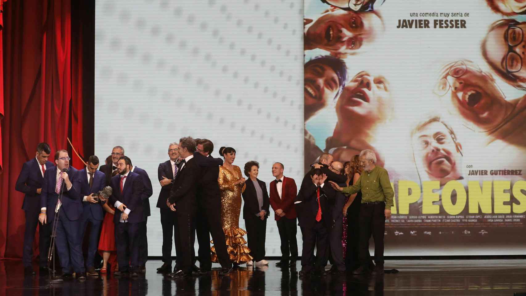 Los integrantes de 'Campeones' recogen el Goya a Mejor Película.