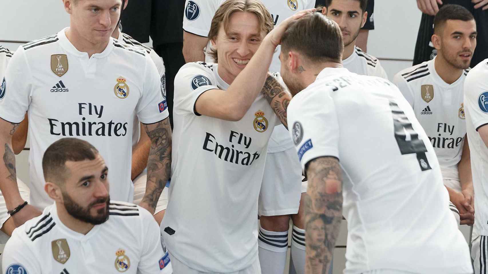 Ramos y Modric bromeando antes de la foto