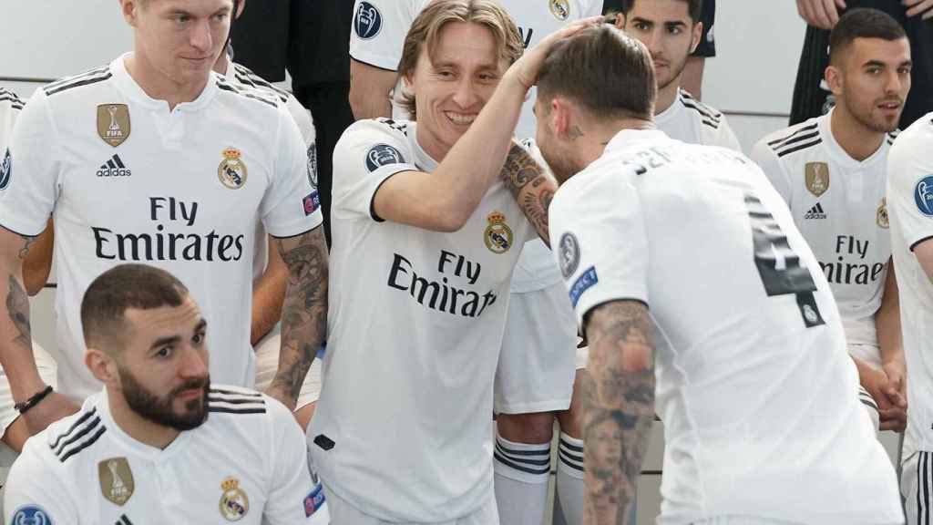 Ramos y Modric bromeando antes de la foto oficial