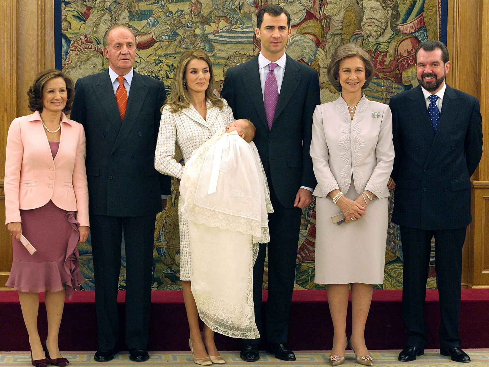De izquierda a derecha: Paloma Rocasolano, el rey Juan Carlos, la reina Letizia con su hija Leonor en brazos, el rey Felipe, la reina Sofía y Jesús Ortiz.