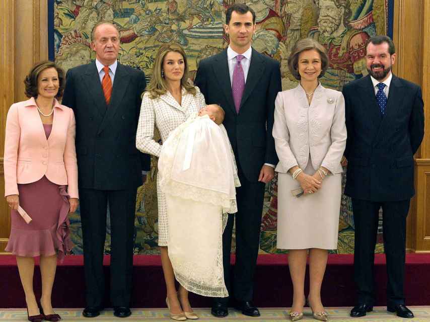 De izquierda a derecha: Paloma Rocasolano, el rey Juan Carlos, la reina Letizia con su hija Leonor en brazos, el rey Felipe, la reina Sofía y Jesús Ortiz.