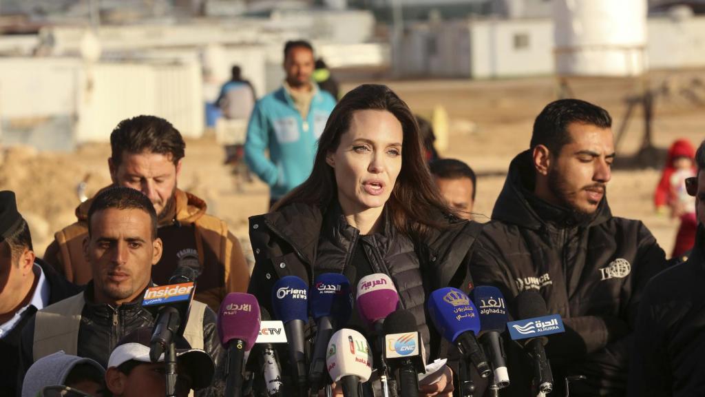 Angelina Jolie durante la visita, en una reunión con representantes oficiales.