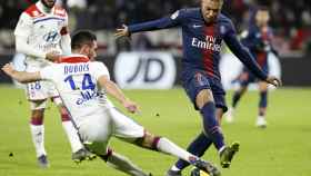 Mbappé trata de superar a Dubois en el Olympique de Lyon - PSG de la Ligue 1