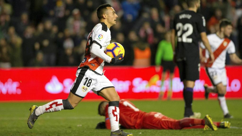 Álvaro García, con el balón tras marcar en el Rayo Vallecano - Leganés de La Liga