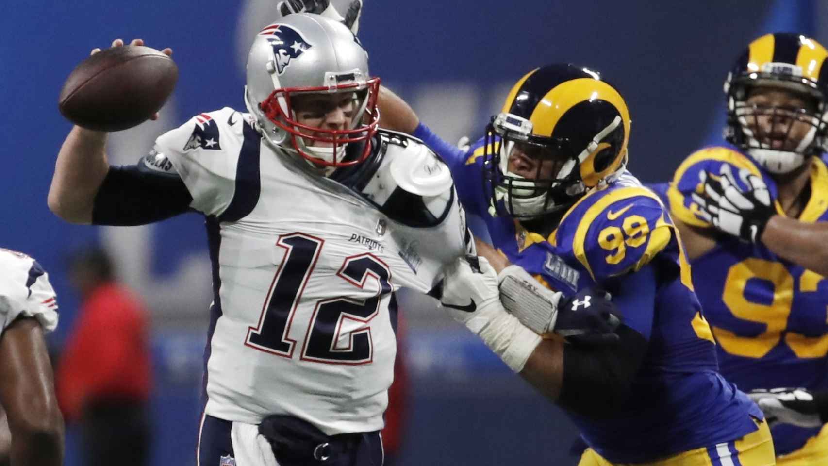 Aaron Donald (Rams) intenta blocar a Tom Brady (Patriots)