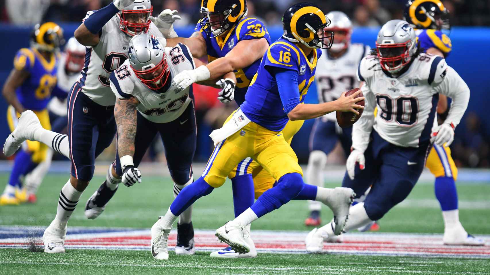 Jared Goff, quarterback de los Rams, presionado por la defensa de los Patriots