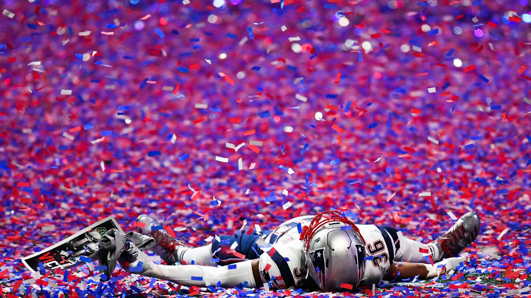 Kyle Van Noy, New England Patriots, sobre el césped tras ganar la Super Bowl