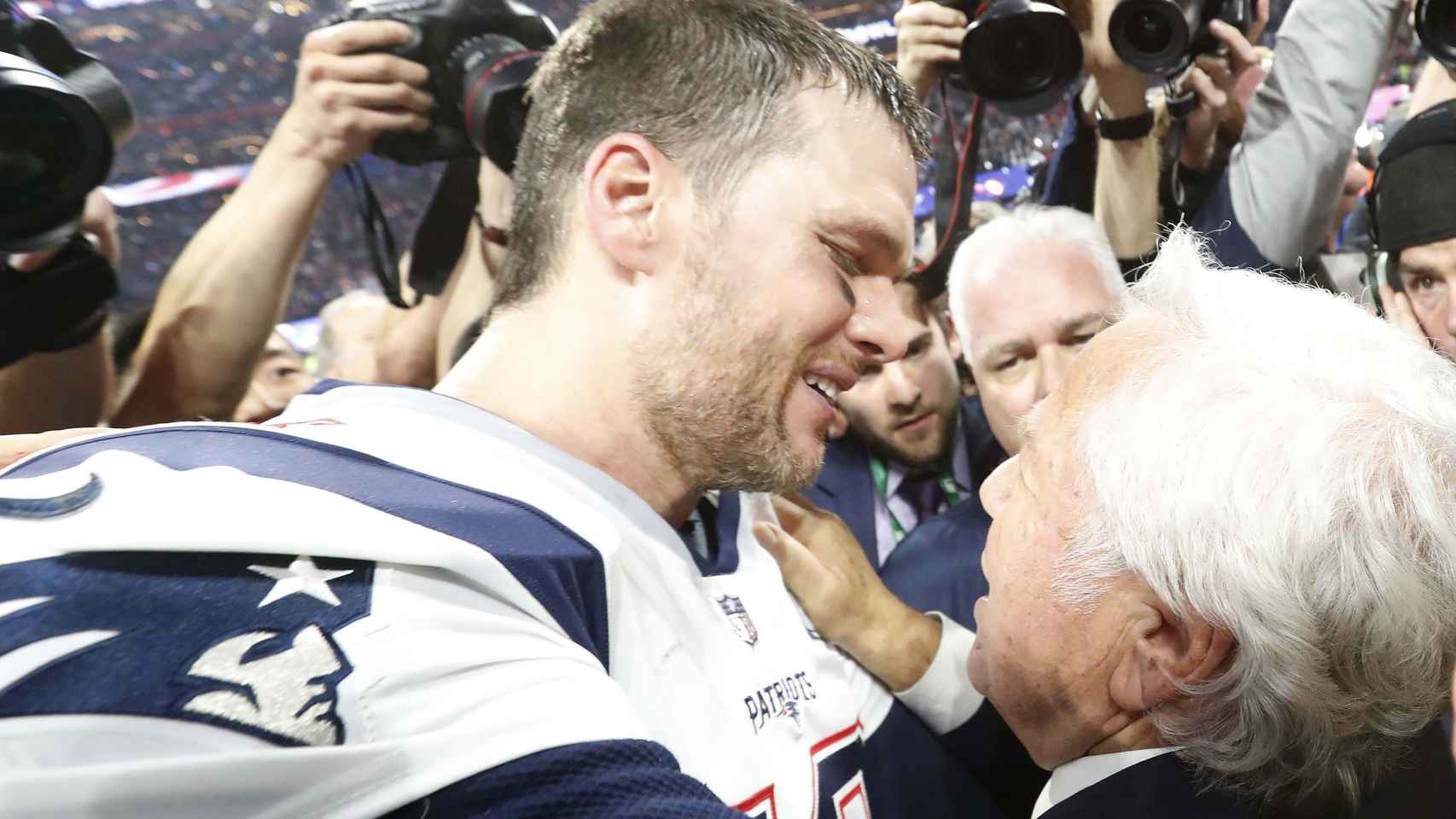 Tom Brady abraza al propietario de los New England Patriots Robert Kraft