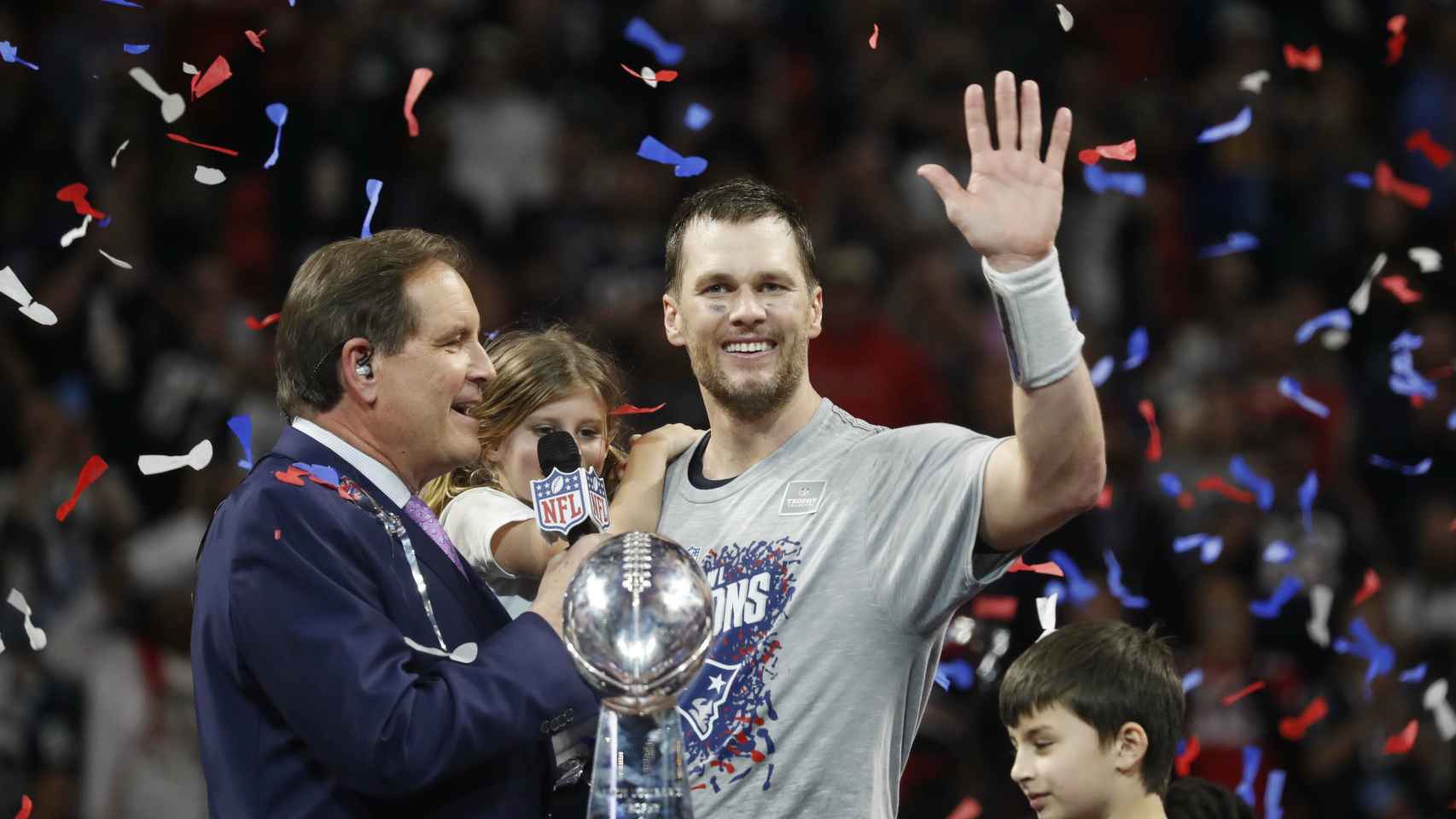 Tom Brady junto al trofeo Vince Lombardi tras la victoria en la Super Bowl