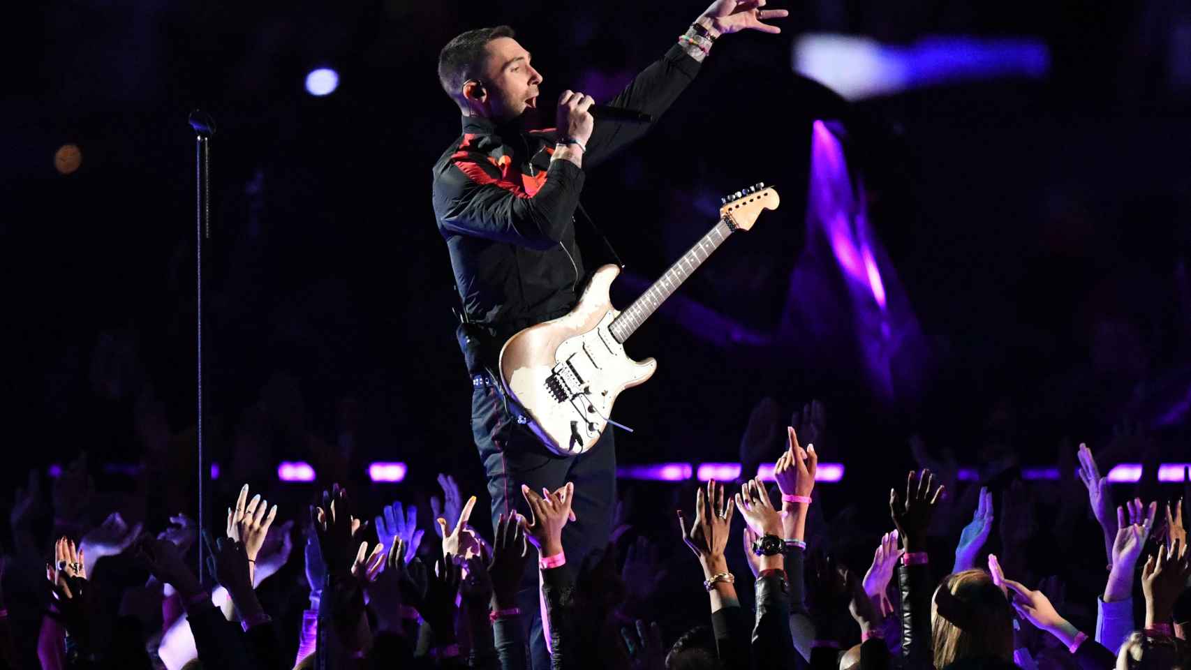 Maroon 5, durante su actuación en el intermedio de la Super Bowl 2019