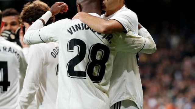 Vinicius y Reguilón celebran un gol del Real Madrid. Foto: Twitter (@sergio_regui)