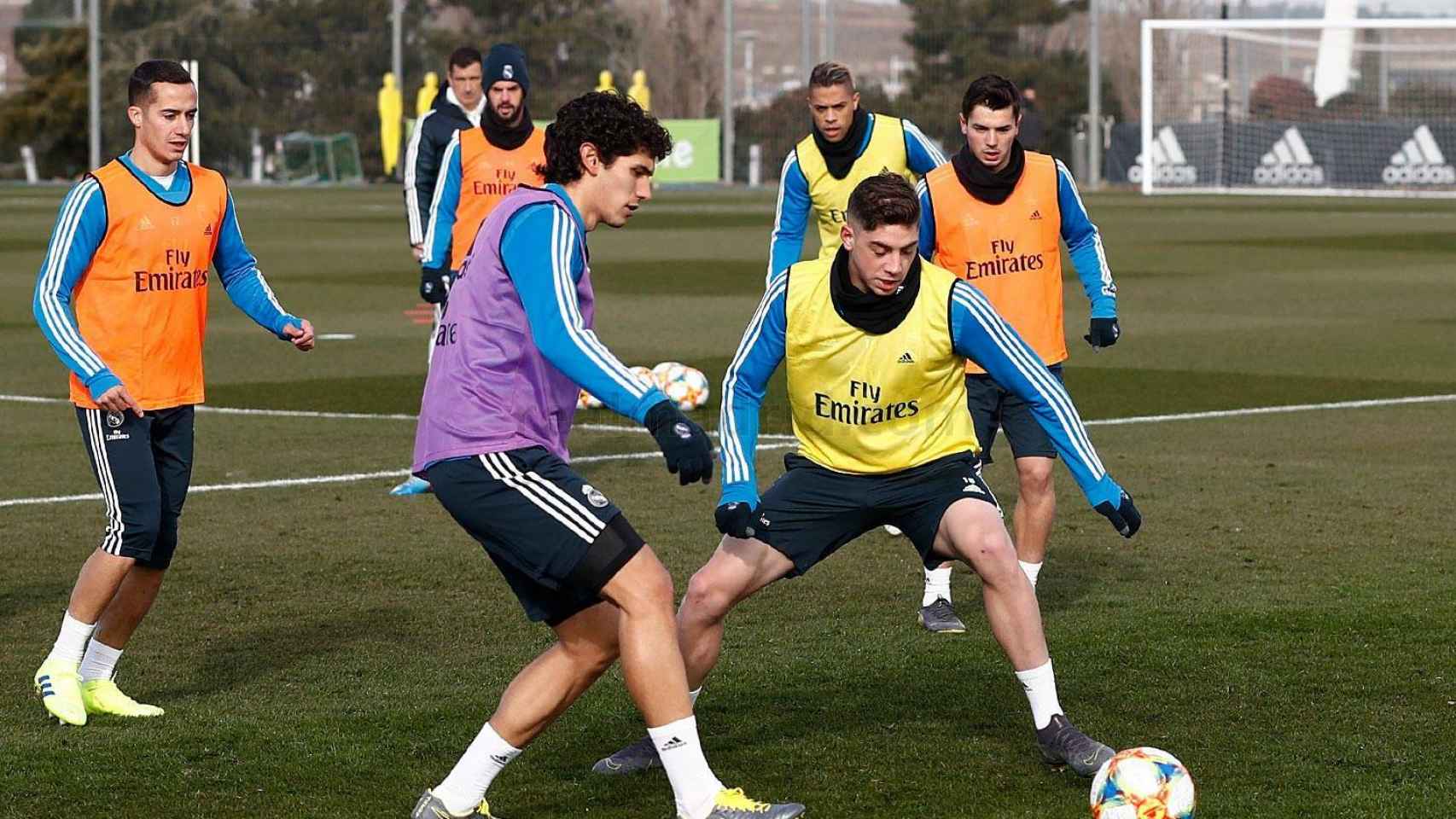 Vallejo  junto a Valverde en el entrenamiento del Real Madrid