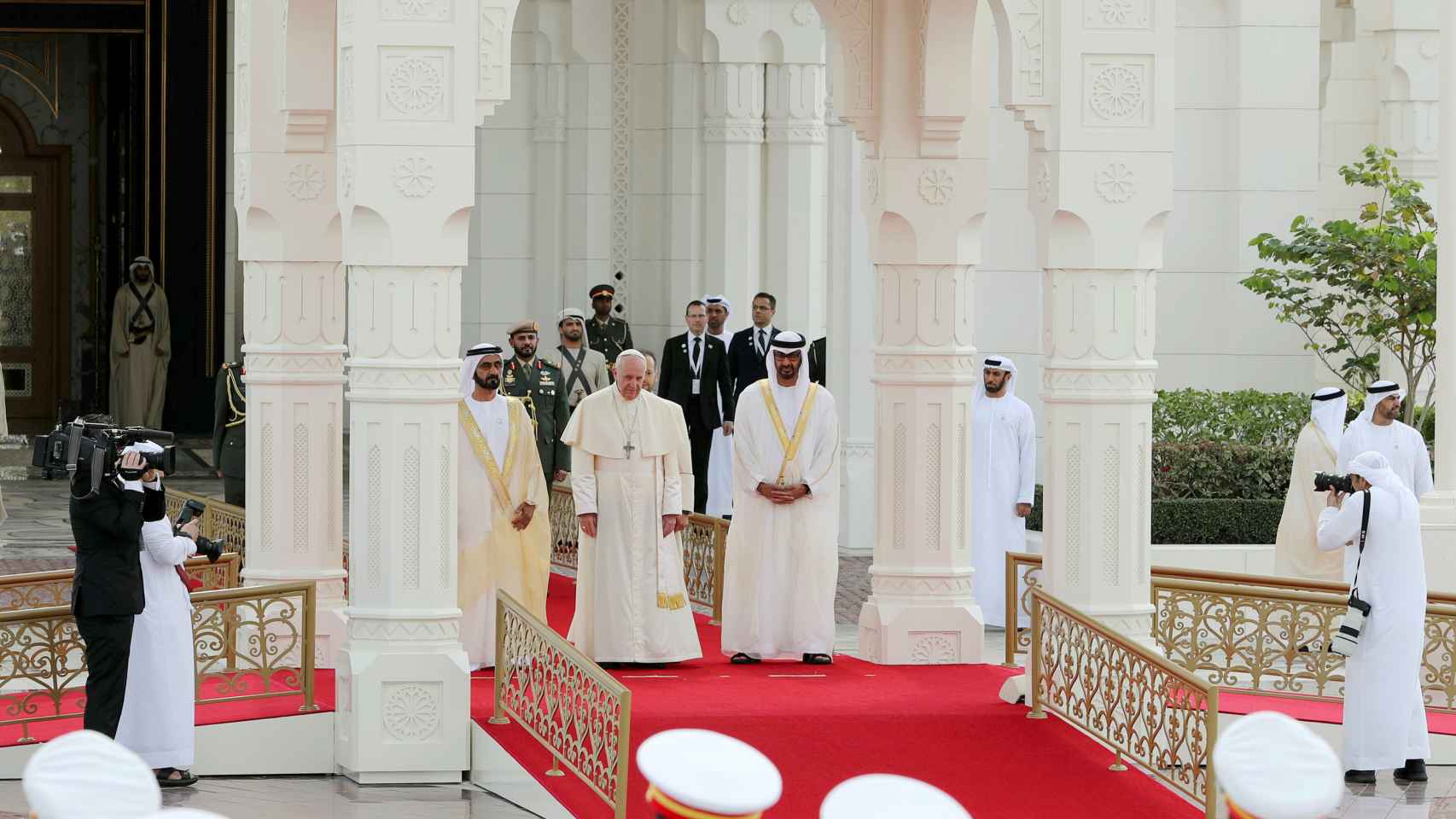 El papa Francisco es recibido por el Vicepresidente de EAU en el palacio presidencial de Abu Dhabi.