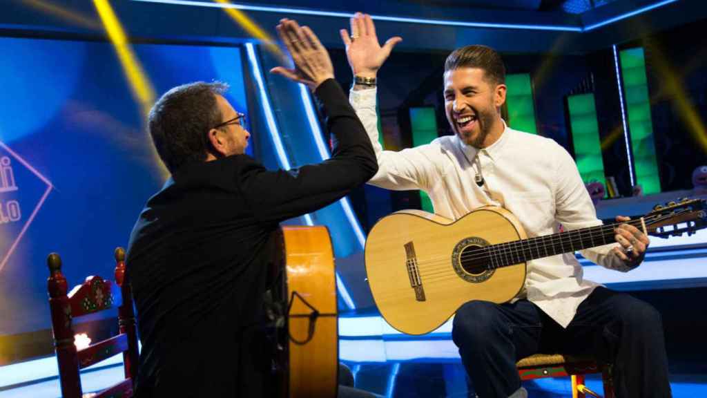 Sergio Ramos y Pablo Motos tocando la guitarra.