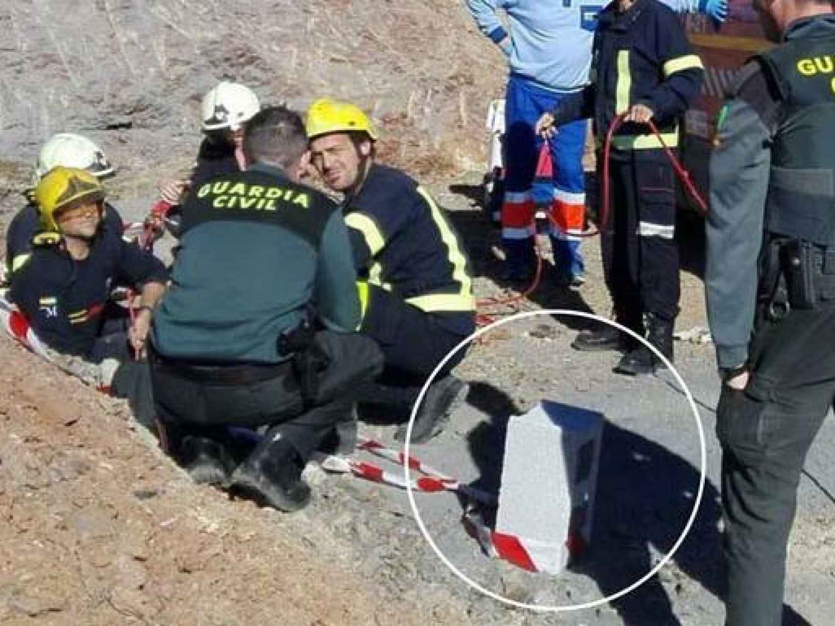 La Guardia Civil encontró cerca del pozo los dos ladrillos de hormigón que David Serrano dijo que usó para sellar el pozo.