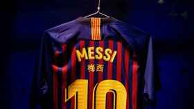 La camiseta de Messi con su nombre en chino. Twitter: (@FCBarcelona_es)