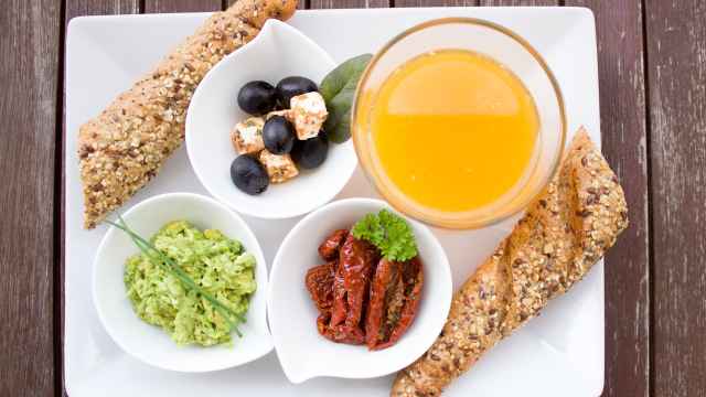 Un desayuno elaborado con zumo de naranja y pan integral.