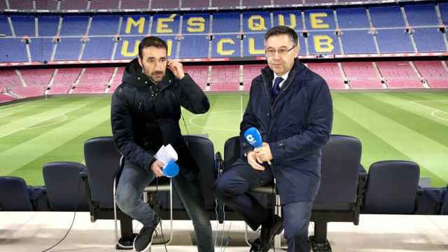 Juanma Castaño y Bartomeu en el Camp Nou. Foto: Twitter (@partidazocope)