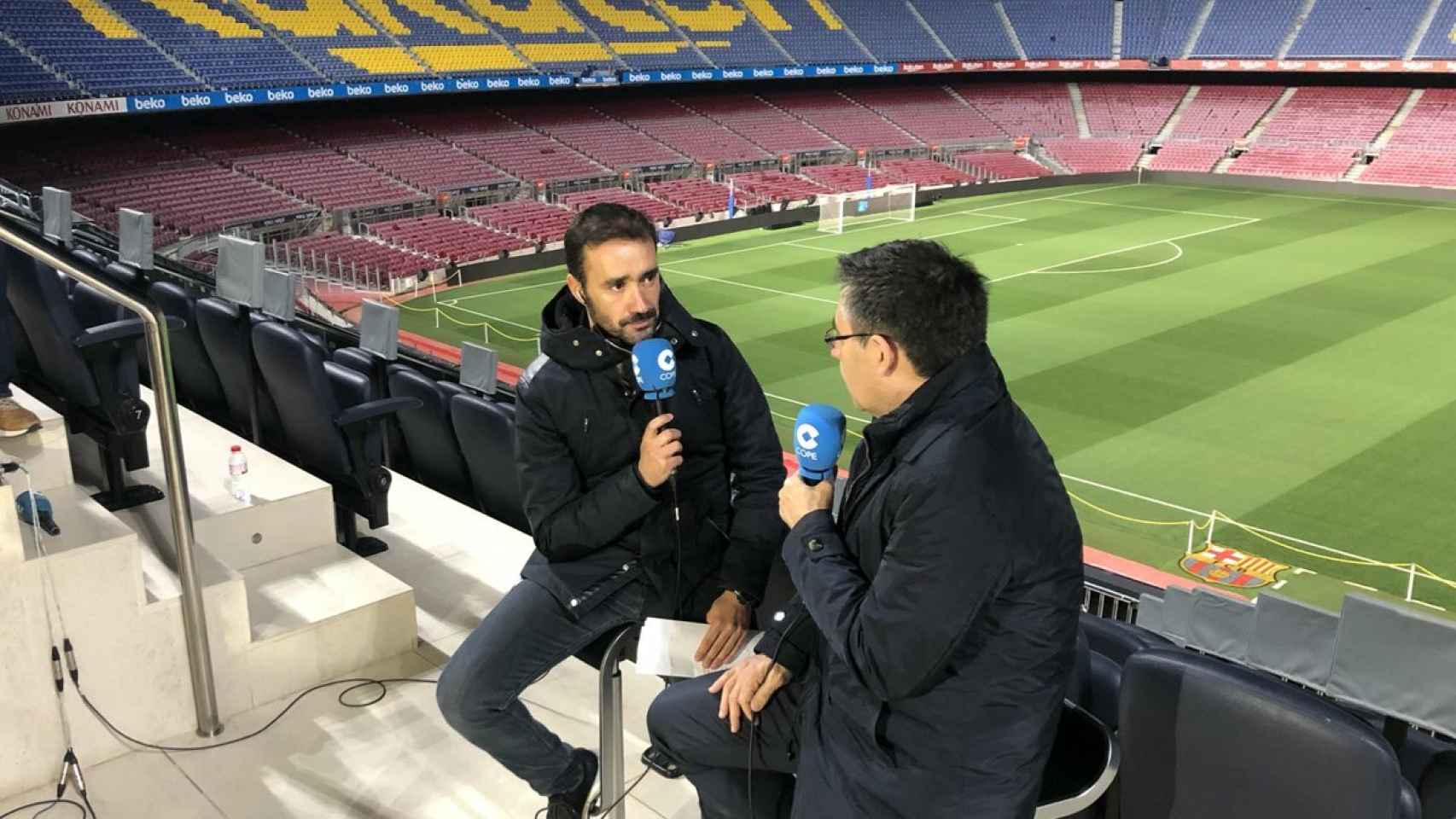 Juanma Castaño durante la entrevista a Bartomeu en el Camp Nou. Foto: Twitter (@partidazocope)