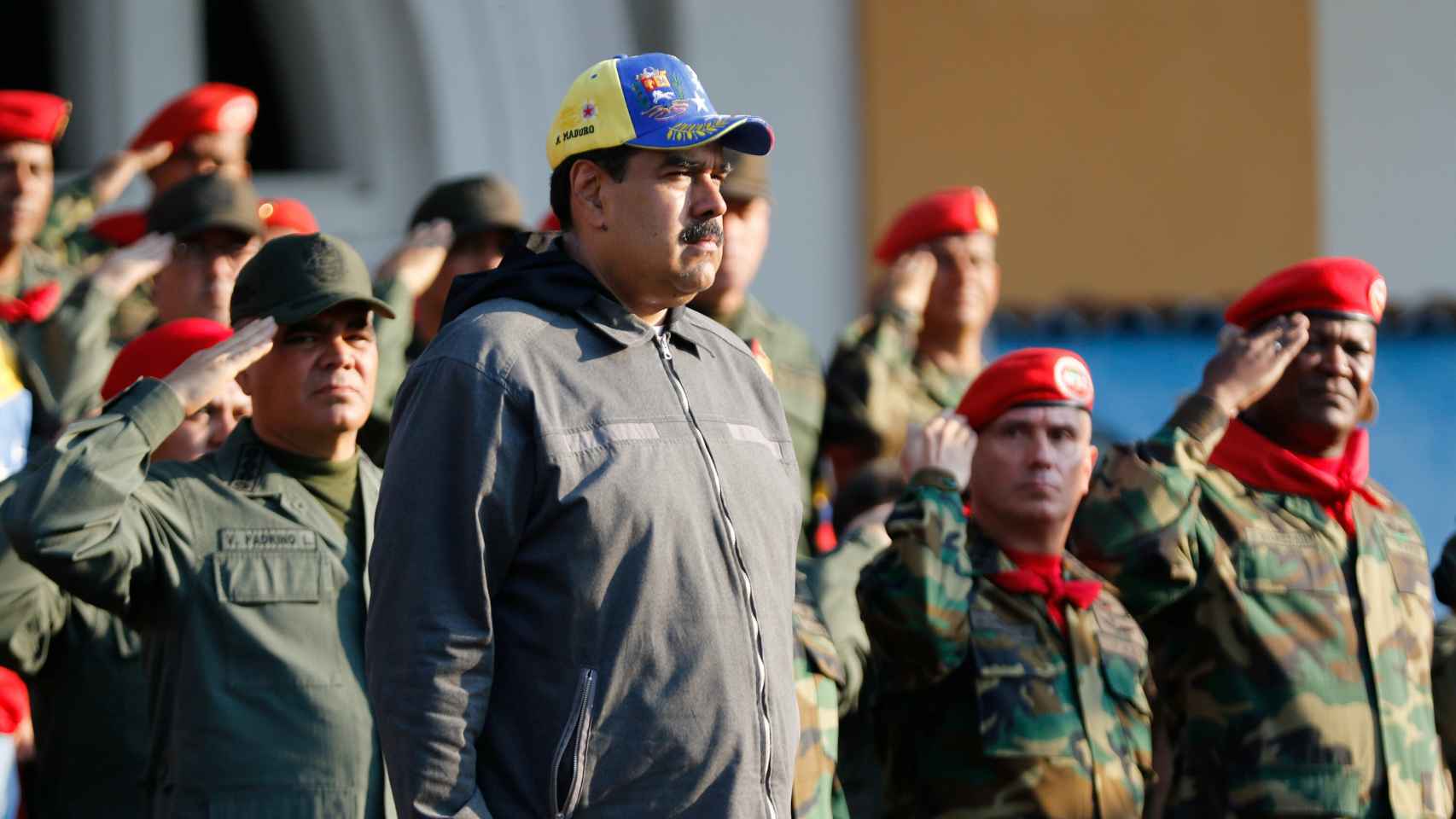 Maduro, junto a un grupo de militares