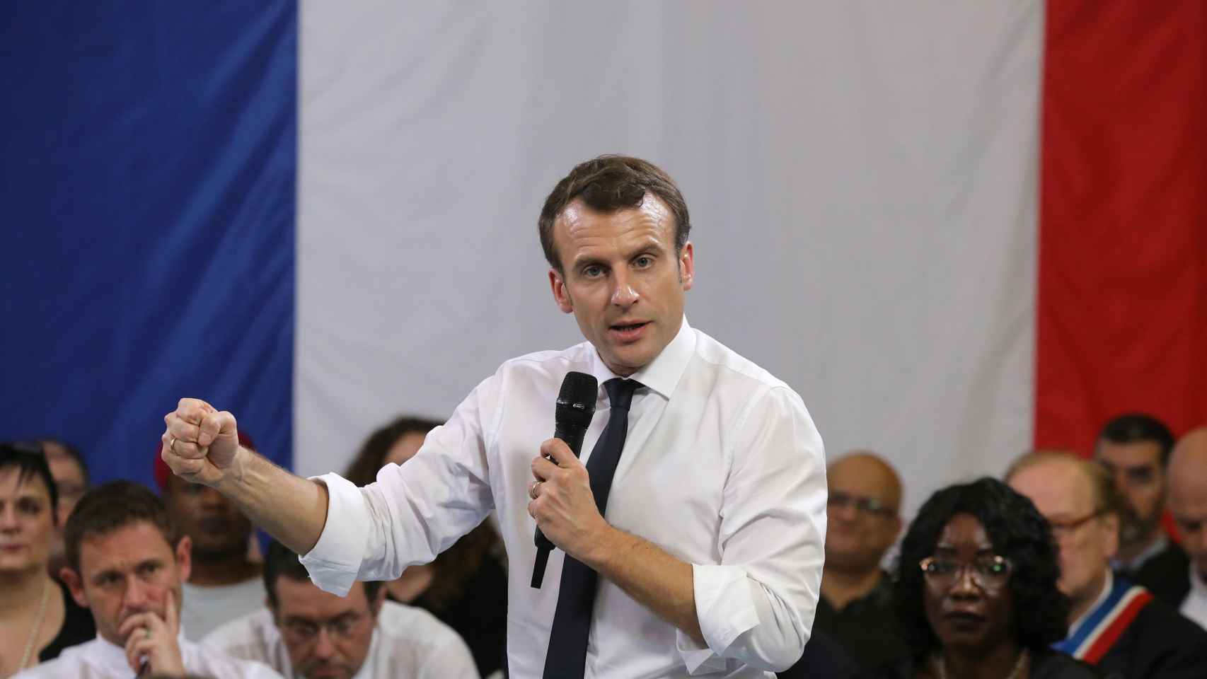 Macron admite errores en la crisis de los 'chalecos amarillos' e inicia una gira por los suburbios