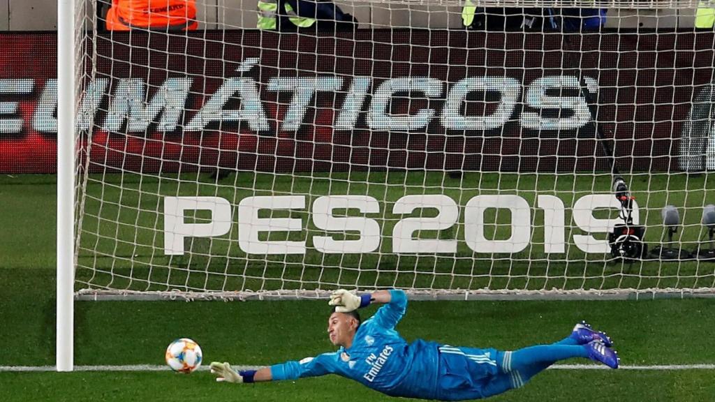 Keylor Navas bloca el tiro de Luis Suárez