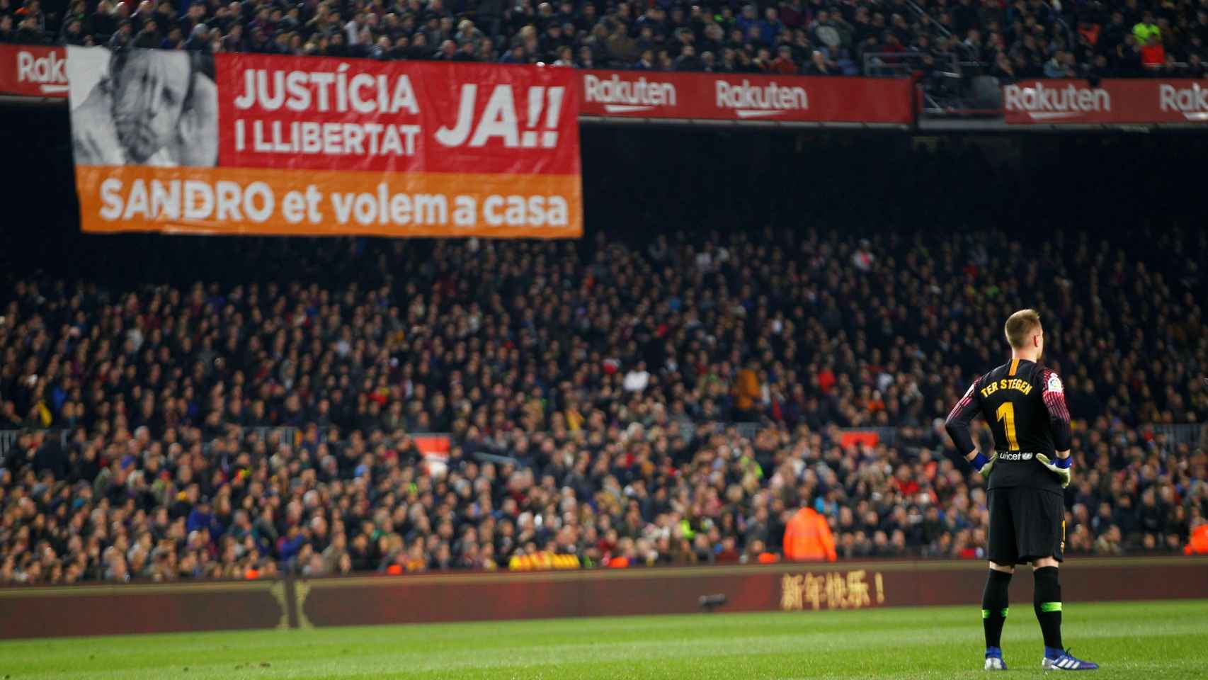 Pancarta en el Camp Nou en apoyo a Sandro Rosell