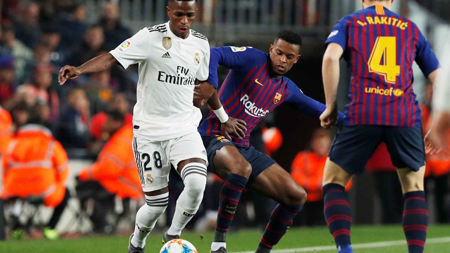 Vinicius controla un balón junto a dos jugadores del FC Barcelona