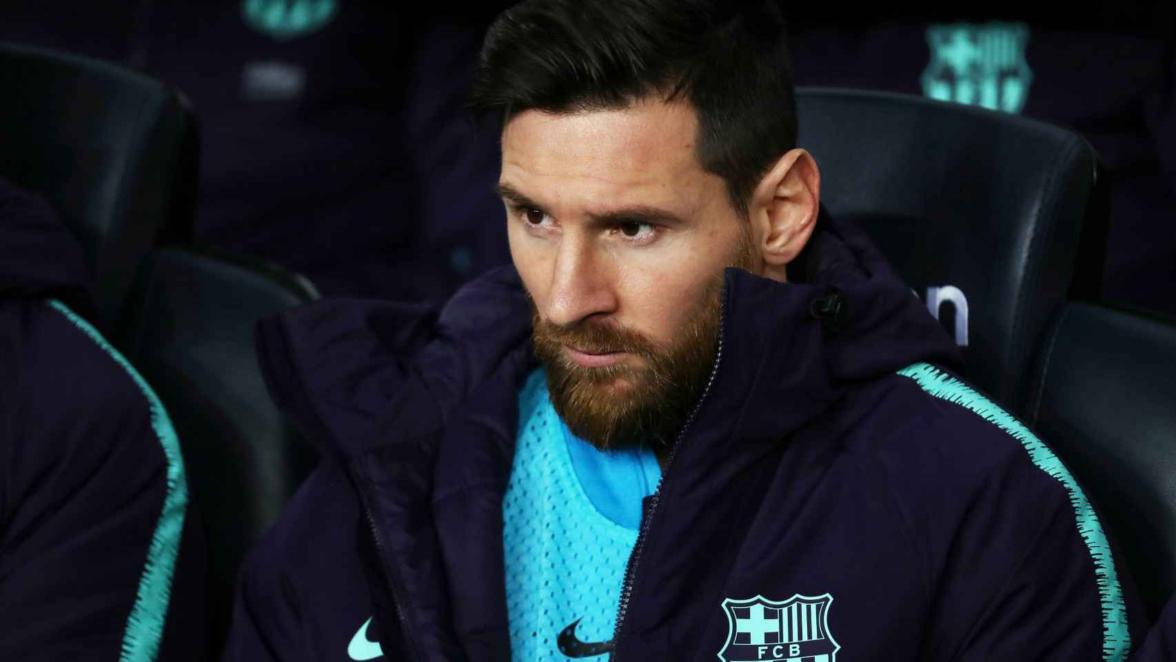 Leo Messi, sentado en el banquillo del Camp Nou