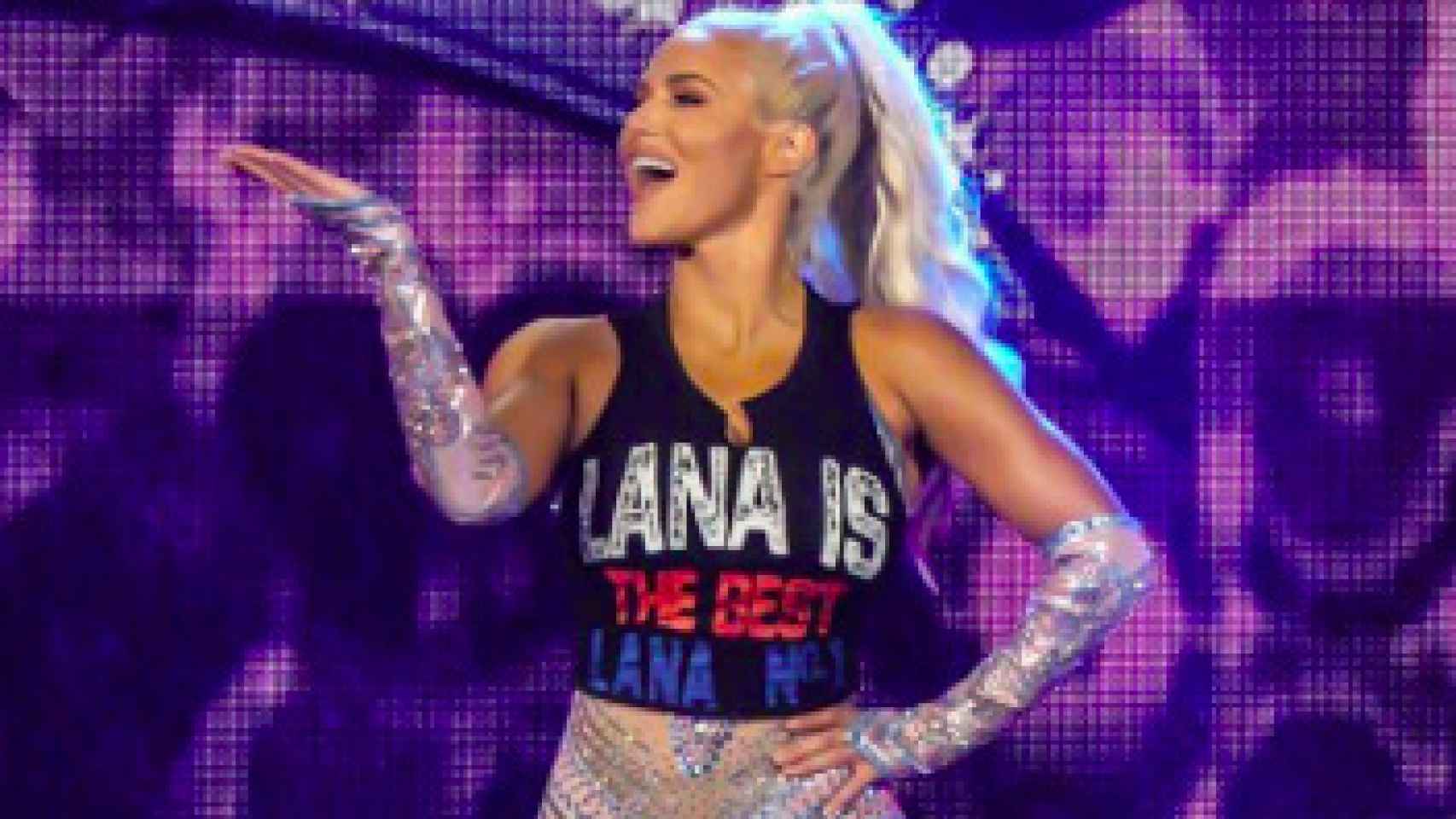 Lana entra al ring de la WWE
