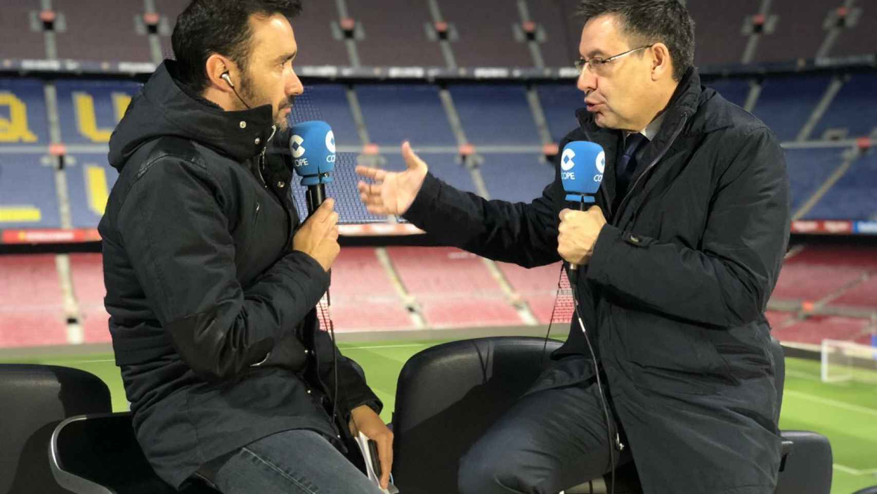 Juanma Castaño y Bartomeu en el Camp Nou. Foto: Twitter (@partidazocope)
