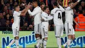 Los jugadores del Real Madrid, celebran el primer gol en El Clásico
