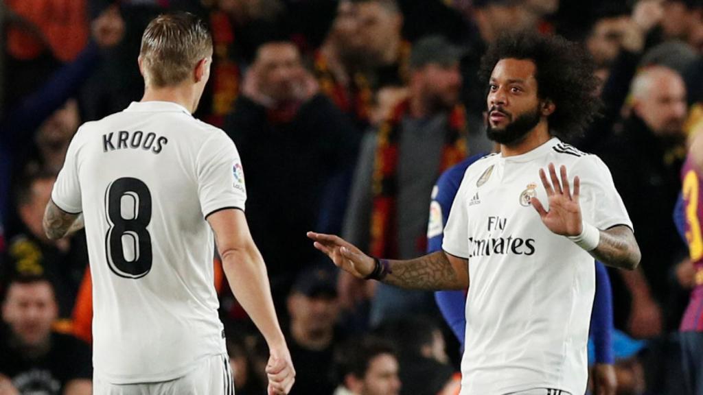 Marcelo habla con Kroos durante El Clásico
