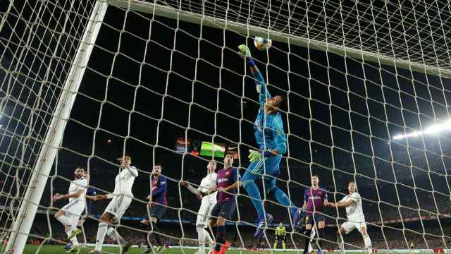 Keylor Navas evita un gol del FC Barcelona