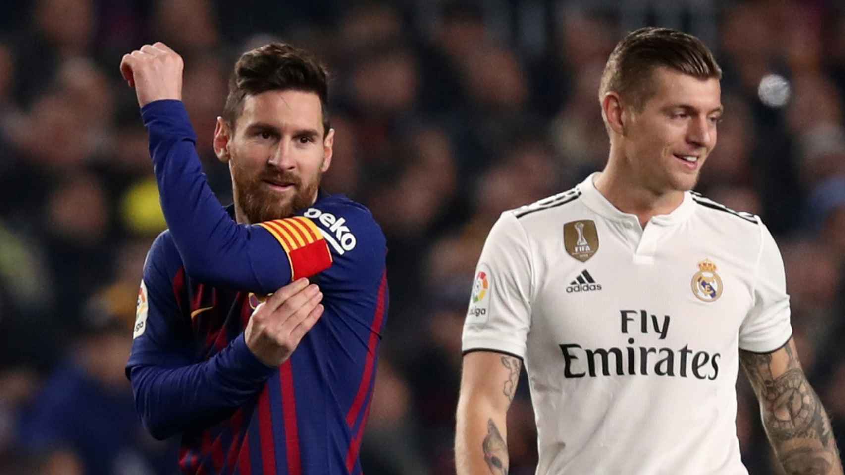 Leo Messi se coloca el brazalete de capitán al entrar al campo