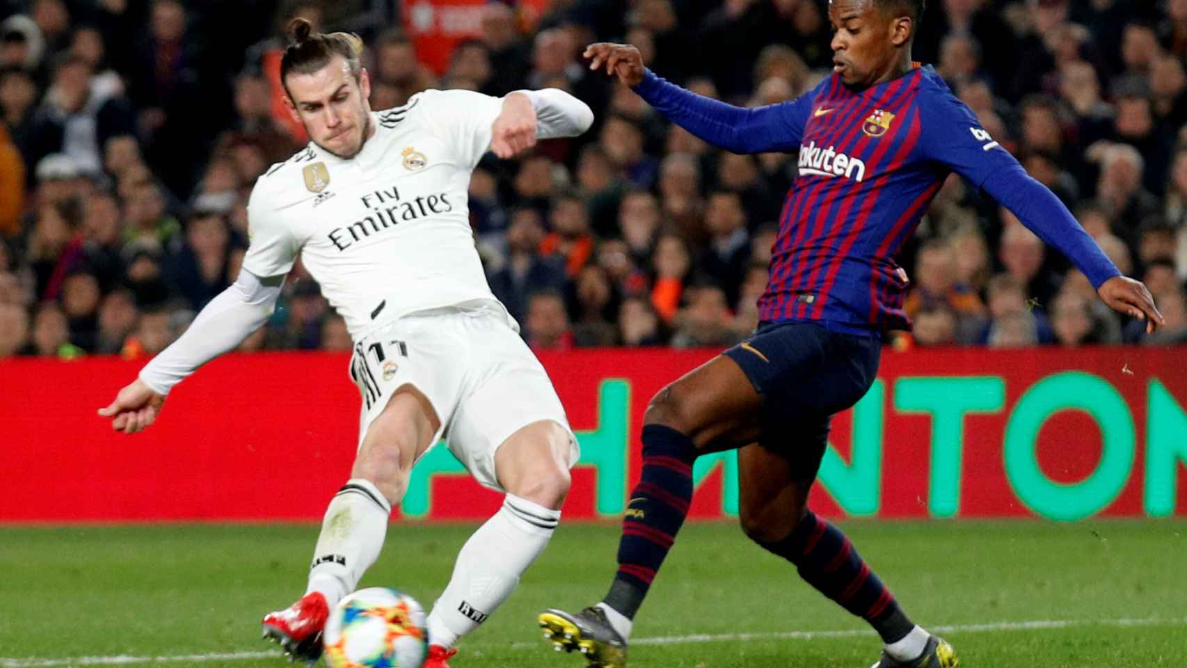 Gareth Bale dispara a portería defendido por Semedo