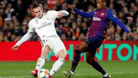 Gareth Bale dispara a portería defendido por Semedo