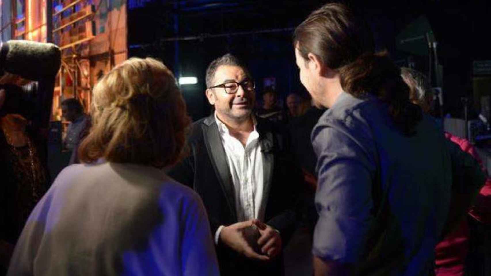 Pablo Iglesias departe con Jorge Javier Vázquerz y María Teresa campos en los estudios de Telecinco.