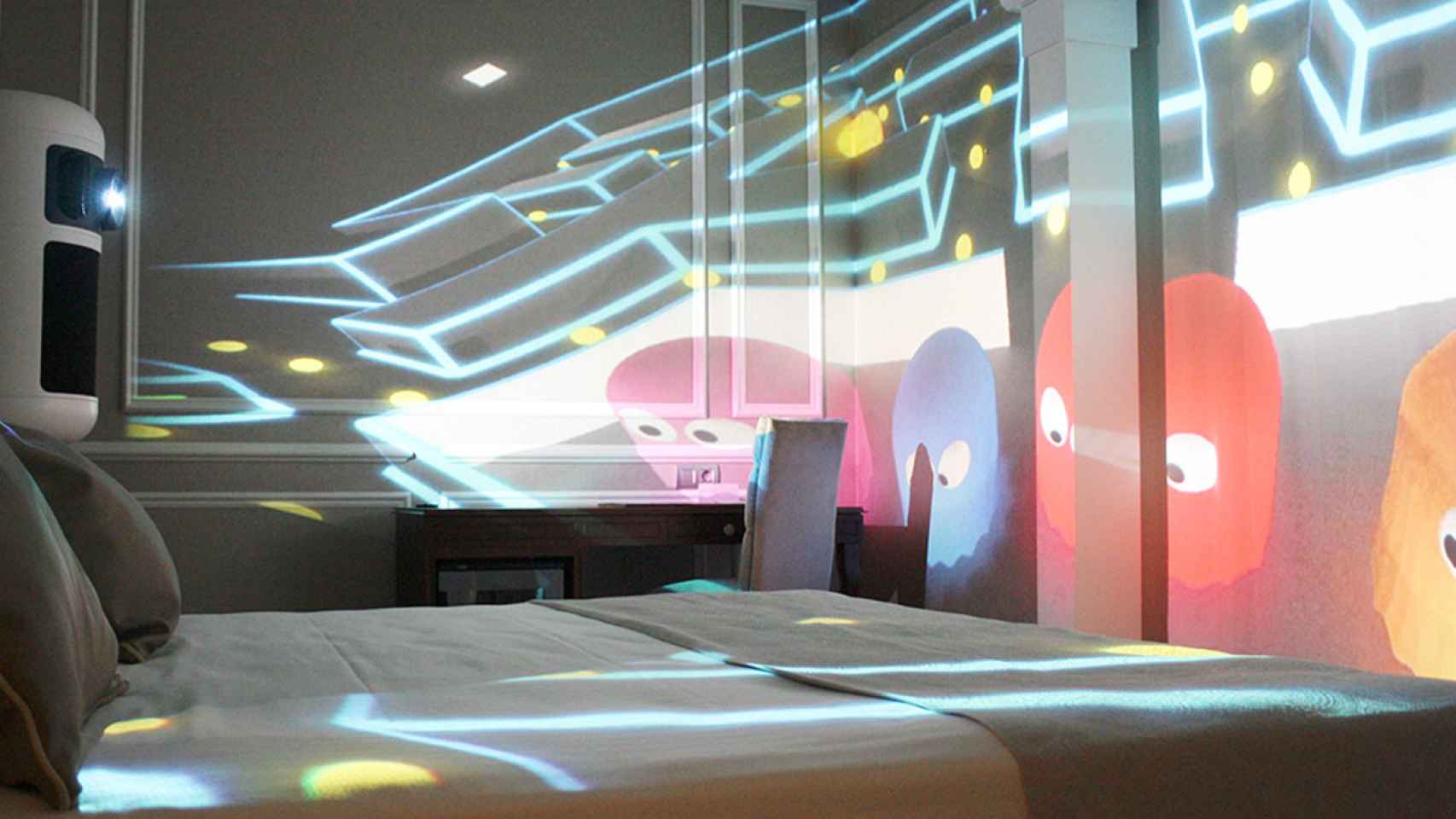 Un cliente en una habitación de la cadena Catalonia Hotels disfrutando de la tecnología de Broomx.