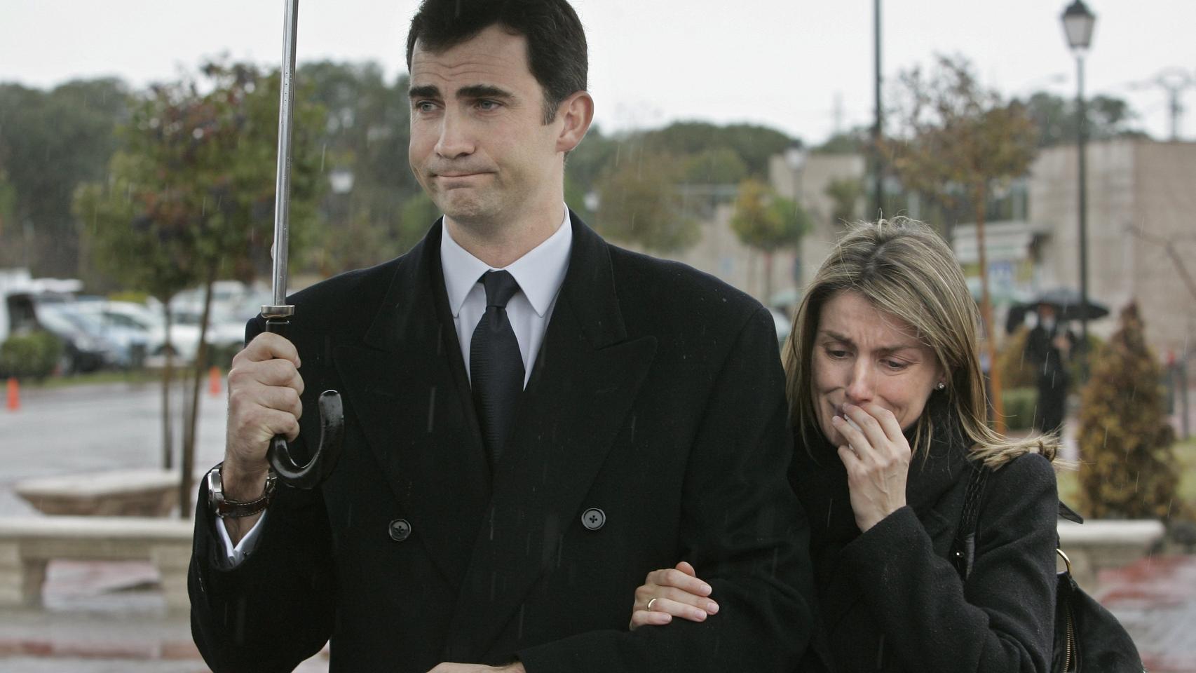 Felipe de Borbón y Letizia Ortiz en el funeral de Érika.