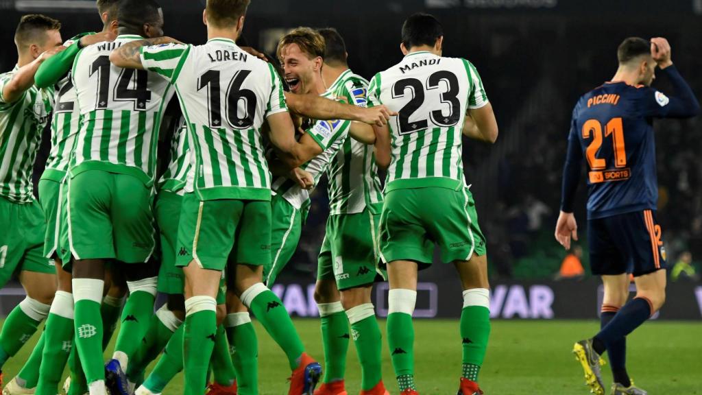 Los jugadores del Betis celebran un gol ante el Valencia en Copa del Rey