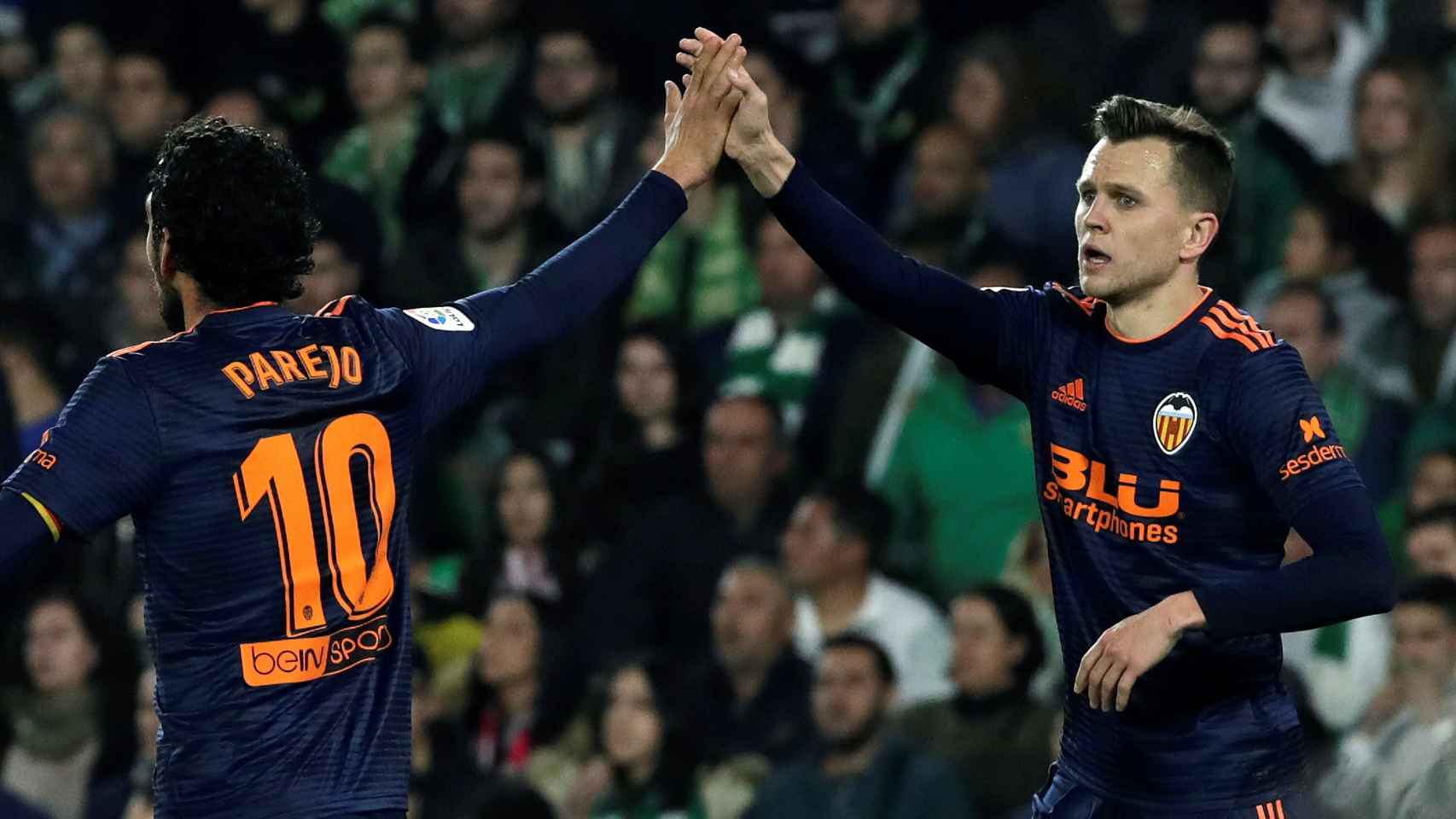 Parejo y Cheryshev celebran un gol en el Betis - Valencia de la Copa del Rey