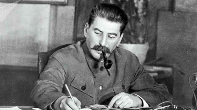 Triunfa en Tinder haciéndose pasar por Stalin