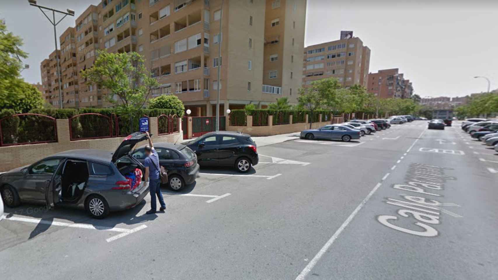 Calle Paraguay de Alicante, en la que se ha encontrado el coche con el cadáver en su interior.