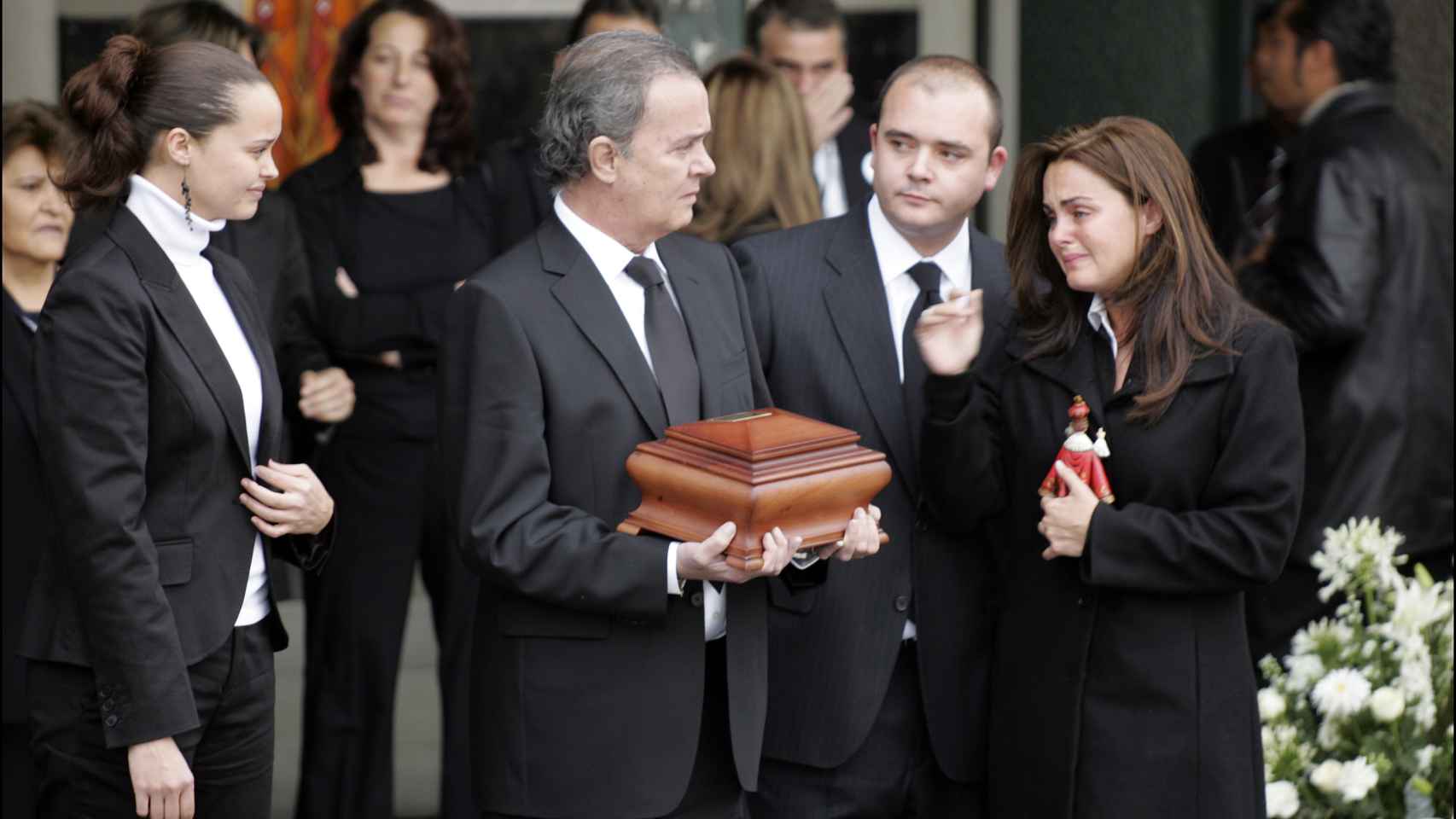 De izquierda a derecha: Shaila Dúrcal, Antonio Morales, Rocío Morales y Antonio Morales en el funeral de Rocío Dúrcal.
